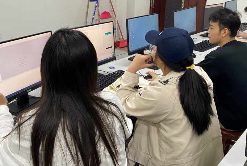 C:\Users\Administrator\Desktop\传智杯素材\备赛、比赛照片\vivid组.jpg