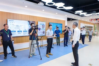 中央电视台采访岭南现代技师学院智慧康养装备展示体验中心与岭南养生谷